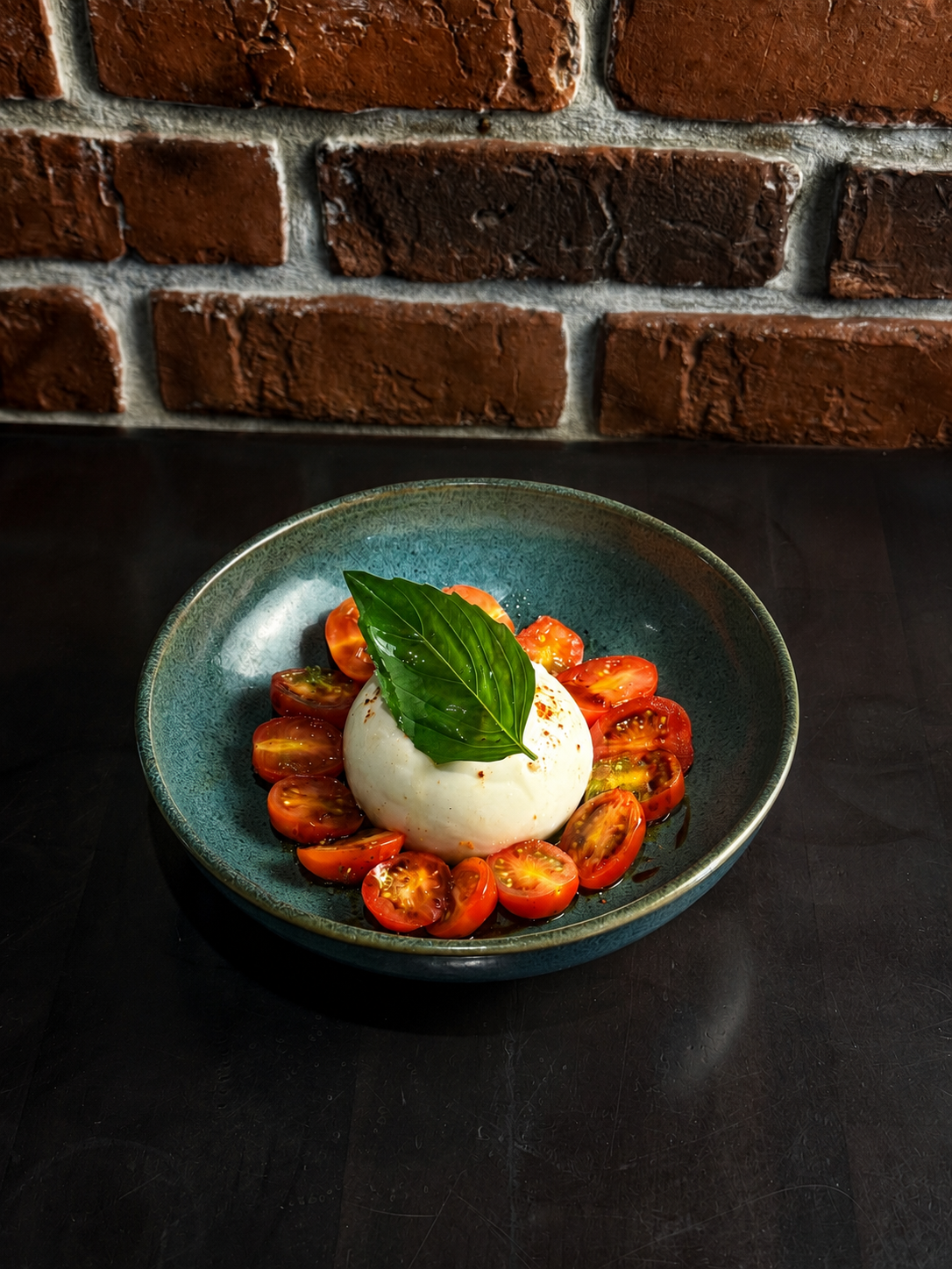 Burrata, tomates cerises et basilic